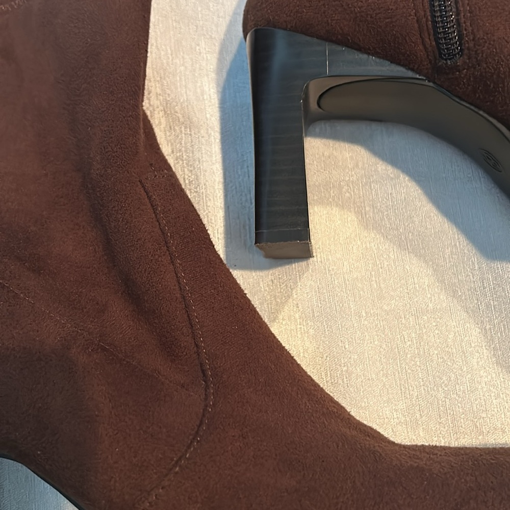 Predictions Women’s Brown Ankle Heeled Boots w/ square heel Size 8.5 Preowned - Picture 2 of 16